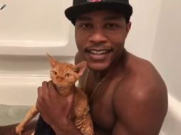 Moshow y Ravioli, durante la sesión de baño en el video. YOUTUBE / iammoshow