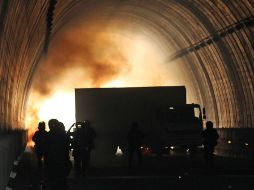 Los Bomberos sofocaron el incendio horas después del accidente. EFE / ARCHIVO