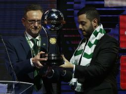 Plinio David De Nes Filho presidente del  Chapecoense, recogió con voz entrecortada, el trofeo que otorga la Copa Sudamericana. AP / J. Saenz