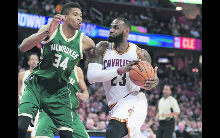 La figura. LeBron James (#23) aportó 29 puntos en la victoria de ayer de los Cavaliers. AP / T. Dejak