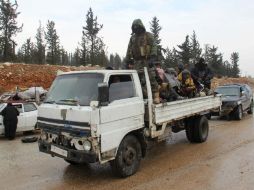 Insurgentes sirios, apoyados por aviones y carros de combate turcos, lanzaron el miércoles una ofensiva en la periferia de Al Bab. AFP / O. Haj Kadour
