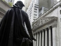 El mercado opera con bajas pese a que el Departamento de Comercio informó que la economía de EU creció. AP / ARCHIVO