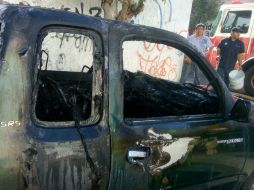 Personal de bomberos del municipio acude esta mañana al lugar para atender el percance y logra sofocar el fuego. ESPECIAL /