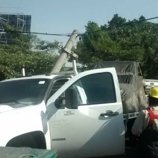 Choque en Lázaro Cárdenas provoca caos vial