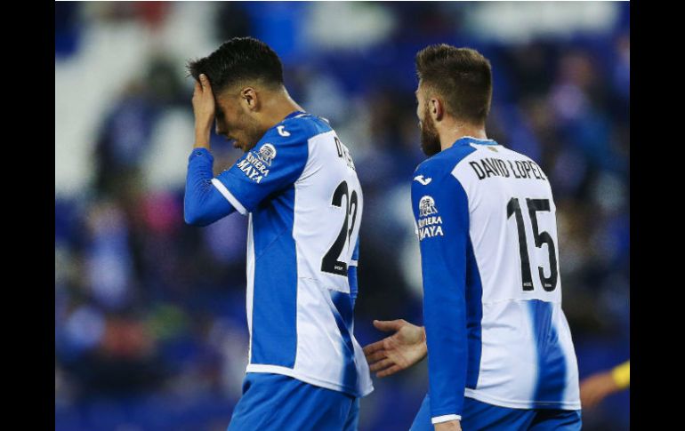 Reyes (I) López (D) durante el partido de hoy. EFE / A. García
