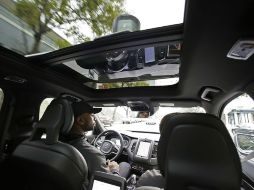 Los vehículos del nuevo programa cuentan con una persona detrás del volante que solo maneja el automóvil si la tecnología no responde. AP / E. Risberg
