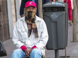 Para evitar padecimientos asociados a la temporada invernal recomiendan el uso de bufanda o pañuelo que cubra la boca. EL INFORMADOR / ARCHIVO