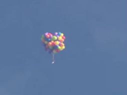 Boria despegó desde un campo de golf con su máquina voladora improvisada, un tanque de oxígeno, una radio y un paracaídas. YOUTUBE / CBC News