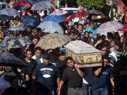Familiares despiden a una de las víctimas mortales. SUN / F. Ramírez
