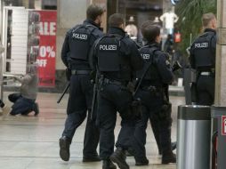 Agentes de policía alemanes patrullan el centro comercial de la ciudad de Oberhausen, donde iba a cometerse el ataque. EFE / A. Stoffel