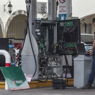 Pemex admite alza en gasolina hasta $17... luego recula