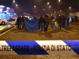 Policías acordonaron el área donde sucedió el intercambio de disparos; autoridades trabajan en una investigación más profunda. AP / D. Bennati