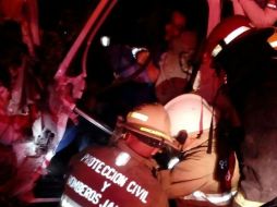 El conductor es liberado por elementos de Protección Civil del Estado. ESPECIAL / UEPCBJ