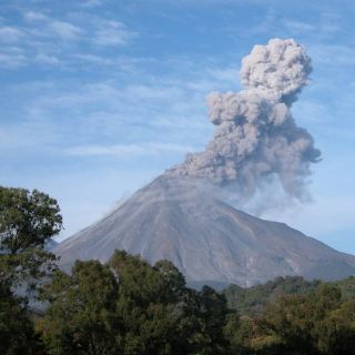 Volcán El Colima emite exhalación de dos kilómetros