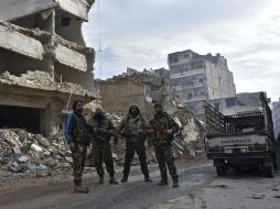 Los soldados registraban las calles y los edificios en busca de posibles explosivos disimulados por los rebeldes. AFP / SANA