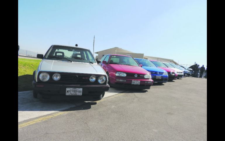 Cerca de 200 automóviles se reunieron en Amozoc para celebrar. EL INFORMADOR / C.Cerda