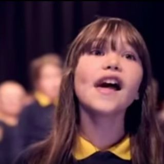 Niña autista de 10 años conmueve con su voz