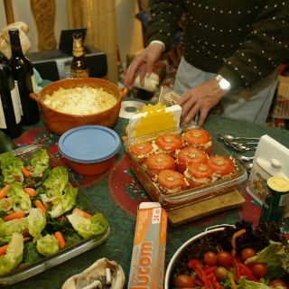 Aconsejan consumir verduras y lactobacilos antes de cenas navideñas