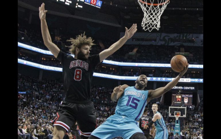 Kemba Walker (#15) logró 20 puntos en el partido. AP / C. Burton