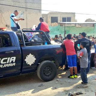 Policía tapatía entrega juguetes a niños de escasos recursos