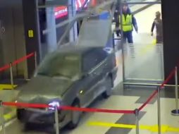 Las cámaras de seguridad del aeropuerto registraron cada movimiento del conductor. YOUTUBE /