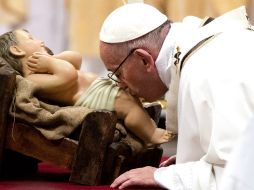 El papa Francisco develó la imagen del niño Jesús y la purificó con el incienso. EFE / C. Peri