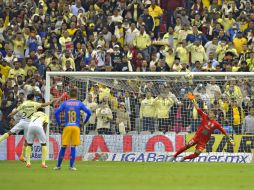Oribe Peralta, falla un penal al incrustar el balón en el poste horizontal. MEXSPORT / ARCHIVO