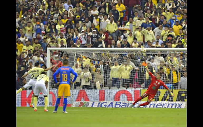 Oribe Peralta, falla un penal al incrustar el balón en el poste horizontal. MEXSPORT / ARCHIVO