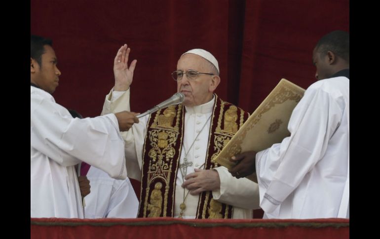 Unos 40 mil fieles acuden a la plaza de San Pedro a escuchar el mensaje del Sumo Pontífice. AP / A. Tarantino