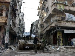 Tanques, vehículos de transporte militares y al menos diez piezas de artillería fueron desplegados en Oguzeli y Karkamis. EFE / SANA