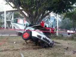 El cuerpo tuvo que ser liberado con equipo hidráulico, se desconoce si era el conductor o un pasajero. ESPECIAL /