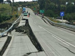 El terremoto destruyó carreteras a lo largo de la zona sur en la ciudad de Santiago. EFE / A. Vidal