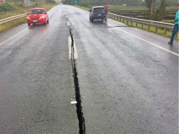 Usuarios de la red social Twitter publicaron fotografías de daños viales de consideración en puentes y carreteras. NTX / CORTESÍA