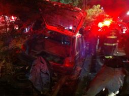El accidente dejó tres personas lesionadas más dos prensadas dentro del vehículo. EL INFORMADOR / ESPECIAL