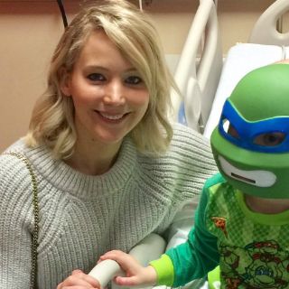 Jennifer Lawrence visita un hospital en Navidad