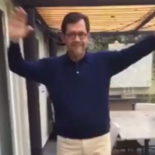 Campa Cifrián se divierte con juguetes de Navidad