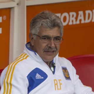 Reconocen al 'Tuca' por su partido mil con un video