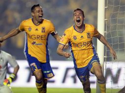 Jugadores de Tigres celebran el gol del empate. MEXSPORT / J. Martínez