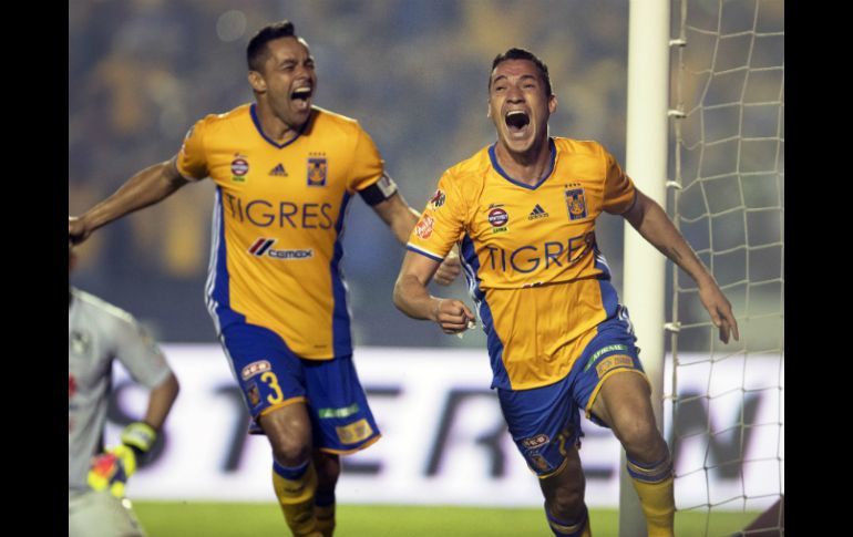 Jugadores de Tigres celebran el gol del empate. MEXSPORT / J. Martínez