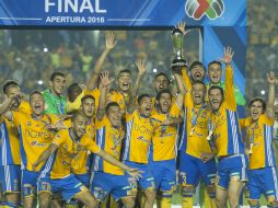 Jugadores de Tigres celebran su triunfo en el Torneo. MEXSPORT / J. Martínez