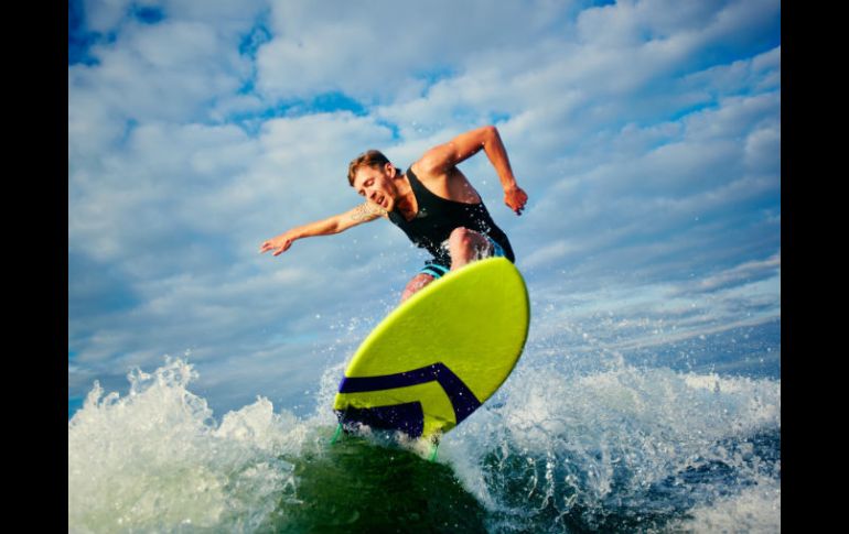 Aunque Jalisco cuenta con playas para practicar este  deporte, las favoritas de los surfistas son las de Colima. ESPECIAL /