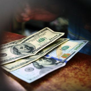 Dólar se vende en 21.05 pesos en bancos capitalinos