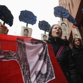 Padres de los 43 marchan hacia la Basílica de Guadalupe