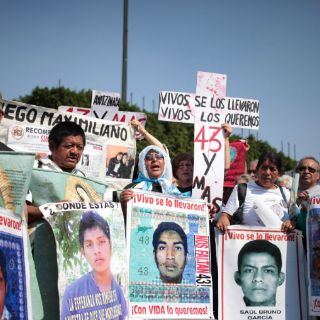 Acusan padres de los 43 maltrato en la Basílica