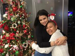 Selena Gómez pasó tiempo con alrededor de doce pequeños, con los que también decoró galletas. TWITTER / @CookChildrens