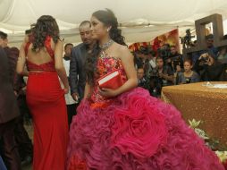 Rubí Ibarra se vio arropada en la fecha que marca el paso de niña a mujer ante la sociedad. La acompaña su padre. NTX / J. Torres