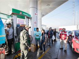 Advierten que comprar y almacenar gasolina en bidones representa un peligro para los hogares y para las estaciones de servicio. SUN / G. Espinosa