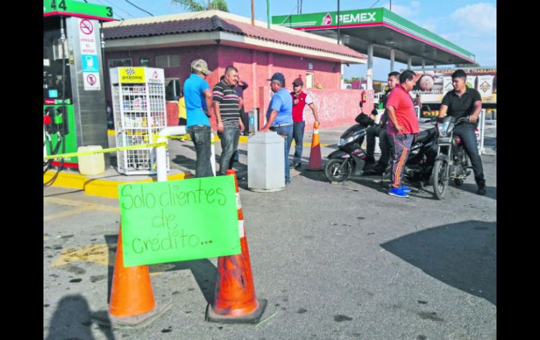 Una gasolinera ubicada en La Barca sólo surtía de combustible a clientes que utilizan vales previamente pagados por una empresa. EL INFORMADOR / F. Hernández