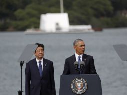 El primer ministro nipón, Shinzo Abe y Obama visitaron hoy martes Pearl Harbor. EFE / B. Omori