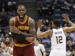 James y Michael Jordan son los únicos jugadores de la NBA en haber recibido el premio dos veces. AFP / ARCHIVO